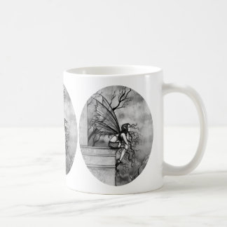 Caneca de Café Fada Gótica por Molly Harrison