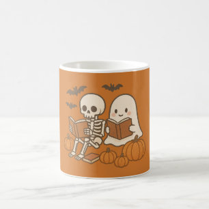 Caneca De Café Fantasma e Esqueleto Bonitos Lendo com Bombeiros