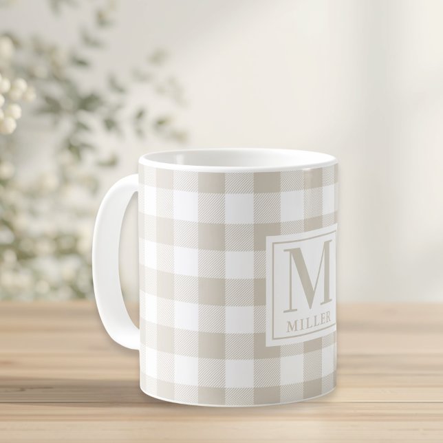 Caneca De Café Farmhouse Beige Buffalo Check Nome da Família Mono (Criador carregado)