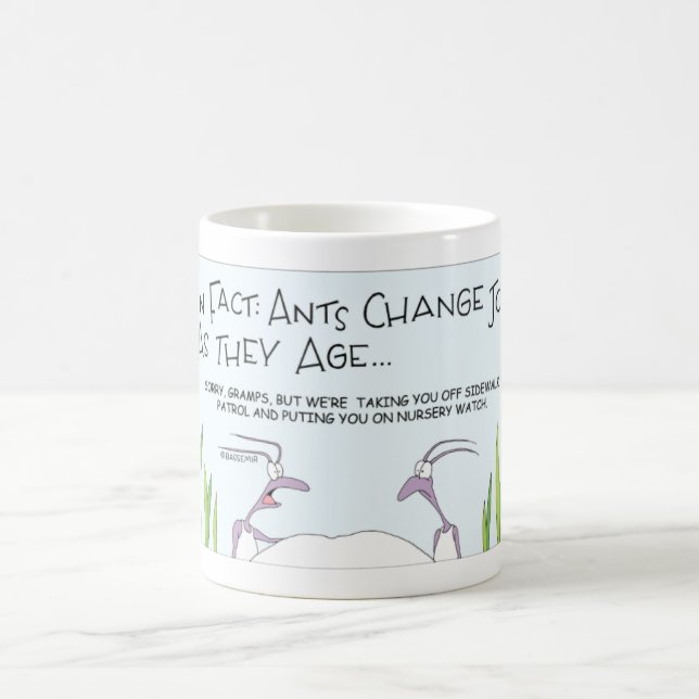 Caneca De Café Fato de divertimento da formiga sobre trabalhos (Centro)