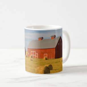 Caneca De Café Fazendas Barns Vermelhos Perto Dos Baldes De Cab