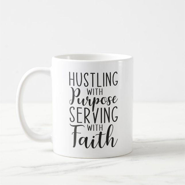 Caneca De Café Fazendo Hustling com Propósito, Servindo com Fé (Esquerda)