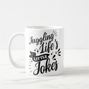 Caneca De Café Fazendo Malabarismos com as Pequenas Piadas da Vid