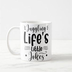 Caneca De Café Fazendo Malabarismos Com as Pequenas Piadas da Vid