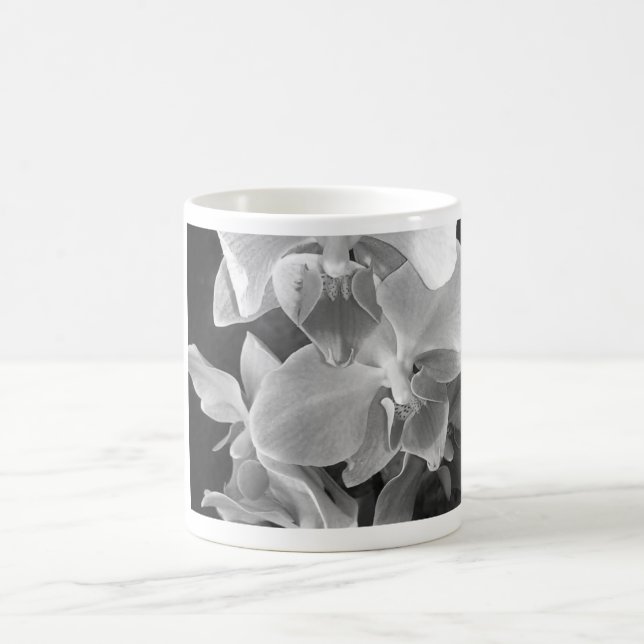Caneca De Café Fechar as flores de orquídeas em escala de cinzas (Centro)