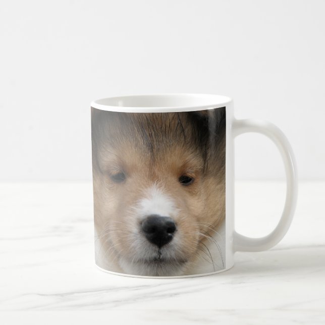 Caneca De Café Feche acima da cara do filhote de cachorro do (Direita)