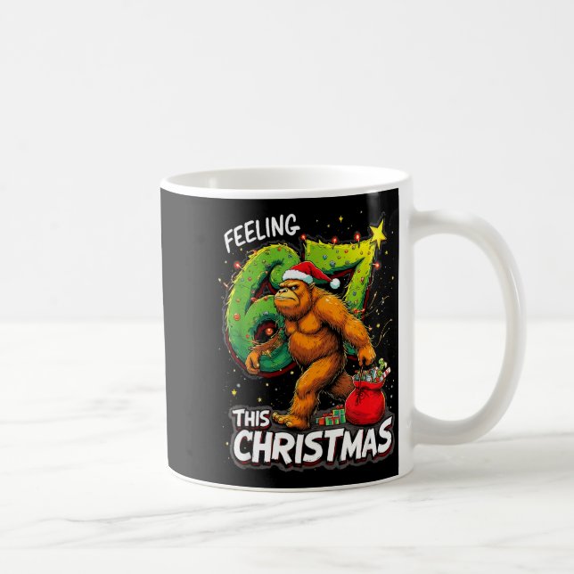 Caneca De Café Feeling 67 Funny Christmas Bigfoot Holiday  (Direita)