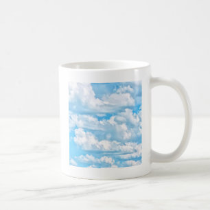 Caneca De Café Feliz cenário de fundo das nuvens ensolaradas
