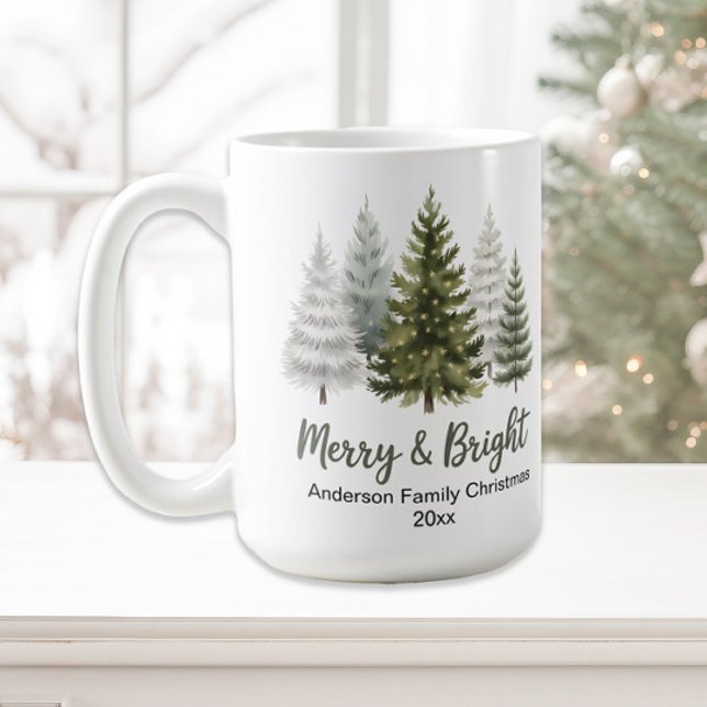 Caneca De Café Feliz e Árvores de Natal Brilhantes (Pine trees "Merry and Bright" family name Christmas mug)
