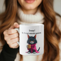 Feliz gato rabugento em roupão e café preto