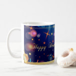 Caneca De Café Feliz Hanukkah Belo Feriado Judeu<br><div class="desc">Feliz Hanukkah Belo Design de Café de Férias Judaicas. Antecedentes judaicos de Feriado Hanukkah com símbolos tradicionais de Chanukah - sonhos de madeira (rodando), rosquinhas, menorah, velas, estrela de David e papel de parede luminoso brilhante, padrão decorativo para Casa, Cozinha e Jantar, Drinkware, Mugs & Cups. Decoração do Festival Chanucá....</div>