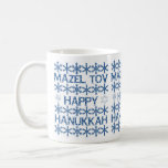 Caneca De Café Feliz Hanukkah Mazel Tov Star de David Menorah<br><div class="desc">Feliz Hanukkah Mazel Tov Star de David Menorah Hebrew Festival de Celebração da Luz Férias Judaicas Flocos de Neve Typografia Padrões de Café Mug</div>