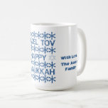 Caneca De Café Feliz Hanukkah Mazel Tov Star de David Menorah<br><div class="desc">Feliz Hanukkah Mazel Tov Star de David Menorah Hebrew Festival de Celebração Leve Fenda Judaica Flocos de Neve Typografia Padrões de Café Mug com texto e nome personalizados</div>