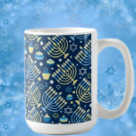 Caneca De Café Feliz Hanukkah Menorah<br><div class="desc">Celebre oito dias e oito noites do Festival das Luzes com cartões e presentes de Chanucá. O festival de luzes está aqui. Acenda a menorah,  brinque com o sonho e o banquete em latas e suganínos. Celebre o espírito de Chanucá com amigos,  familiares e entes queridos desejando-lhes Feliz Chanucá.</div>