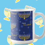 Caneca De Café Feliz Hanukkah Menorah<br><div class="desc">Celebre oito dias e oito noites do Festival das Luzes com cartões e presentes de Chanucá. O festival de luzes está aqui. Acenda a menorah,  brinque com o sonho e o banquete em latas e suganínos. Celebre o espírito de Chanucá com amigos,  familiares e entes queridos desejando-lhes Feliz Chanucá.</div>