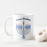 Caneca De Café Feliz Hanukkah Menorah Judeu Velas Judias<br><div class="desc">Mostre ao mundo o seu orgulho de Chanucá com um design de caneca de café judeu contemporâneo e fofo do PopQTstudio. Esta xícara apresenta uma design divertida de uma Menorah tocada com velas kawaii alegres. Um presente excelente para dar aos seus amigos e família judeus.</div>