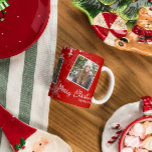 Caneca De Café Feliz Natal Red Snowflakes Colagem de Fotos<br><div class="desc">Uma caneca de colagem alegre e moderna de "Feliz Natal" com um padrão festivo com flocos de neve brancos sobre fundo vermelho. Esta caneca personalizável permite que você adicione fotos de sua família e mensagens personalizadas, fazer-a como um presente ideal para a temporada de festas. Os intrincados flocos de neve...</div>