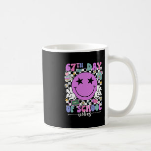 Caneca De Café Felizes Vibrações Do 67º Dia De Escola Rosto Sorri