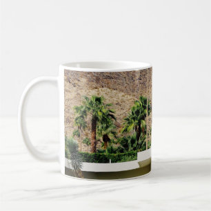 CANECA DE CAFÉ FENÇA DE MADEIRA BRANCA PERTO DA ÁRVORE DE PALMA