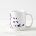 Caneca De Café Feriado do Arranha-céu de Nova York Hanukkah Gelt<br><div class="desc">Mug apresenta uma ilustração original de um marco clássico da NYC "vestido" para o feriado de Chanucá. Esta ilustração Chanukah também está disponível em outros produtos. Não vê o que está procurando? Precisa de ajuda para a personalização? Entre em contato com Rebecca para ter algo projetado só para você.</div>