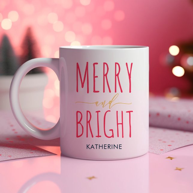 Caneca De Café Feriado em Feliz e Monograma com Letra Mão (Merry and Bright modern typography holiday mug with monogram name for a fun Christmas gift.)