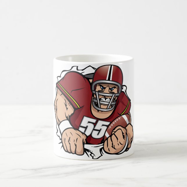 Caneca De Café Feroz jogador de futebol americano quebrando atrav (Centro)