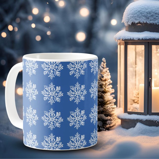 Caneca De Café Festivo Azul Branco Floco de Neve Padrão Natal (Criador carregado)
