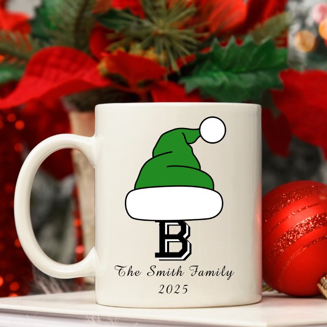 Caneca De Café Festivo Green Santa Hat Monograma Natal (Festive Green Santa Hat Monogram Family Christmas Coffee Mug
)