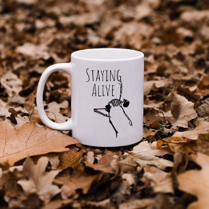 Caneca De Café Ficando Vivo no Halloween