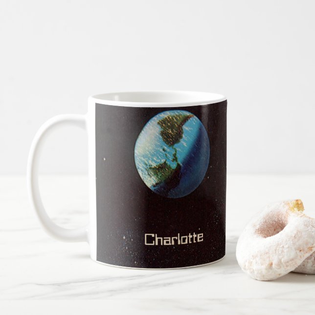 Caneca De Café Ficção científica retrô, nave espacial sobre a lua (Com Donut)