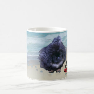 Caneca De Café Filhote de Pequinês na Praia