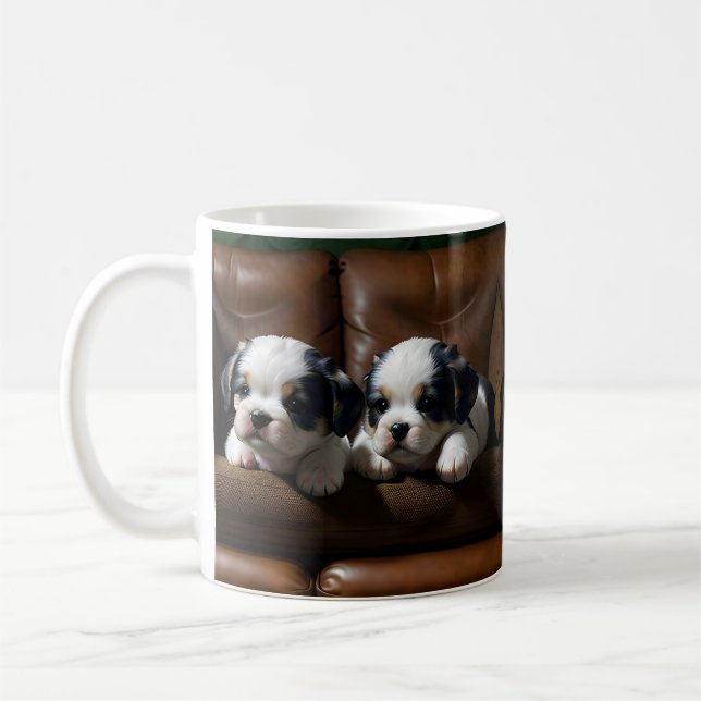 Caneca De Café Filhotes Super Fofos no Sofá 1 (Esquerda)