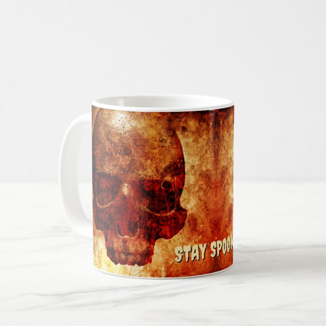 Caneca De Café Fique Spooky. Crânio humano 3D. (Frente Esquerda)