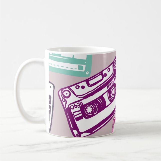 Caneca De Café Fitas de cassete retrô, desenho manual. (Esquerda)