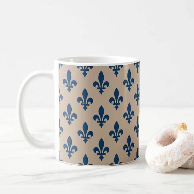 Caneca De Café Fleur de Lis Pattern, Royal French Blue em Creme (Com Donut)