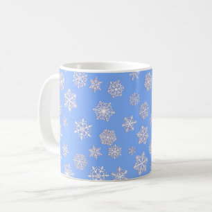 Caneca De Café Flocos de neve brancos em um fundo azul gelo
