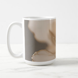 Caneca De Café Flor de Bege Elegante Close Up