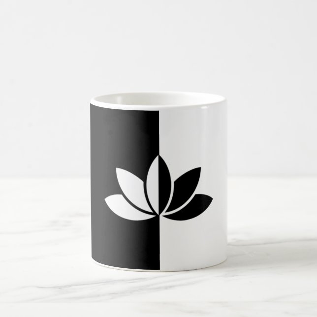 Caneca De Café Flor de Lotus Branco e Preto Elegante (Centro)