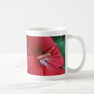 Caneca De Café Flor Red Hibiscus Com Foto De Gotas De Chuva