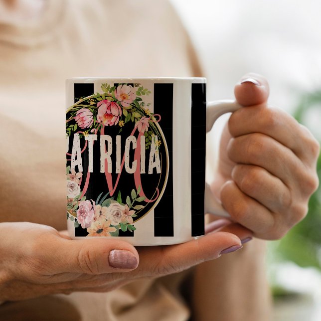 Caneca De Café Flor rosa preto e branco Stripes monograma (Criador carregado)