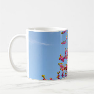 CANECA DE CAFÉ FLOR VERMELHO E AMARELO SOB O CÉU AZUL