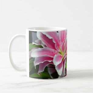 Caneca de café floral do lírio cor-de-rosa do