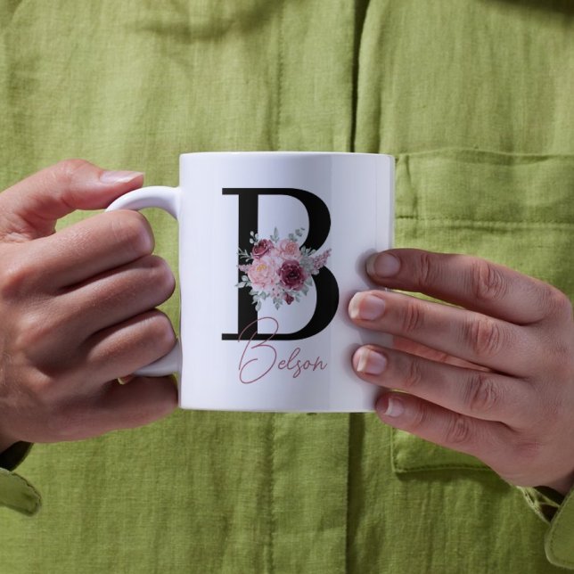 caneca de café floral em aquarela letra b (Criador carregado)