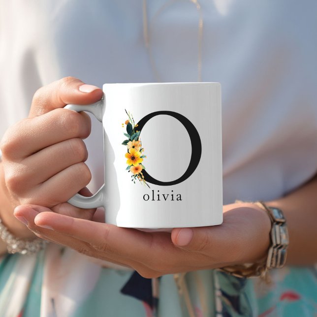 Caneca De Café Floral O Monograma Mug com Nome Editável (Floral O Monogram Mug with Editable Name. Yellow, Orange & Greenery Watercolor Flowers.)
