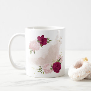 caneca de café floral rosa magenta folhagem verde