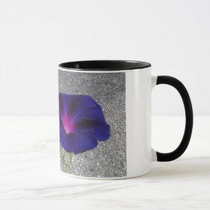 Caneca de café floral roxa