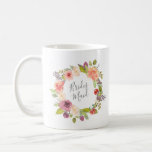 Caneca De Café Floral Wreath Vibrant Summer | Bridesmaid Mug<br><div class="desc">Nossa vibrante coleção floral de verão apresenta lindas flores e folhagens de verão de aquarelas em cor rosa e coral flagrante com fundo correspondente para um design empolgante, mas elegante, que é excelente para todas as coleções redondas de casamento, escritórios ou itens pessoais. Dê seus maravilhosos presentes especiais para completar...</div>