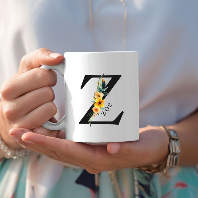 Caneca De Café Floral Z Monograma Mug com Nome Editável (Floral Z Monogram Mug with Editable Name. Yellow, Orange & Greenery Watercolor Flowers.)