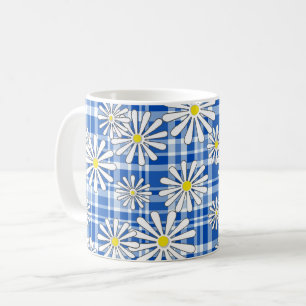 Caneca De Café Flores brancas de camomila em um fundo azul-contro