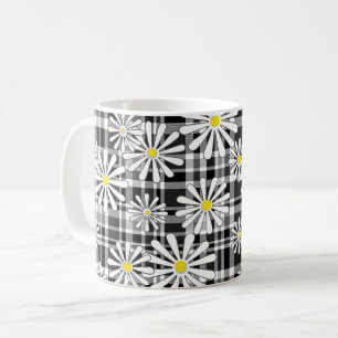 Caneca De Café Flores brancas de camomila em xadrez preto e branc